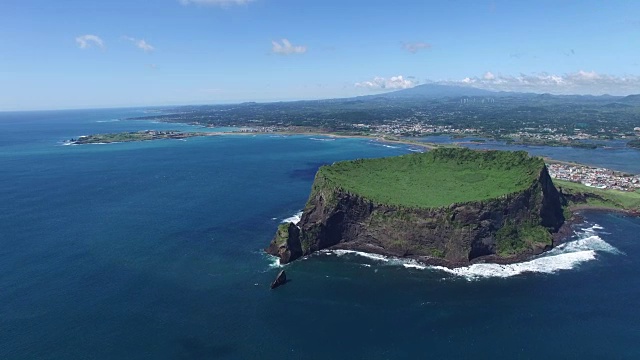 城山一泉峰悬崖鸟瞰图(联合国教科文组织世界遗产)视频素材