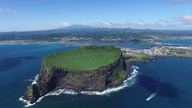 城山一泉峰悬崖鸟瞰图(联合国教科文组织世界遗产)视频素材