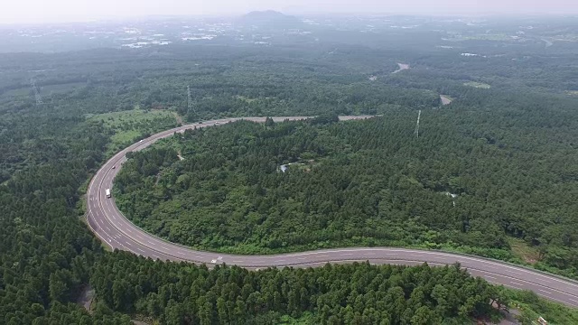 济州岛弯曲道路鸟瞰图视频素材