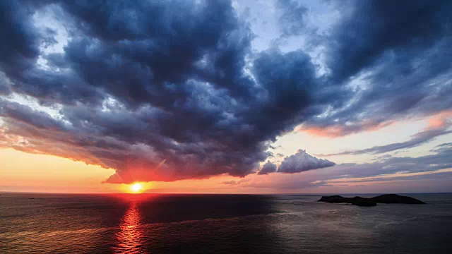 济州岛海面上的素卧峰和壮观的日落视频素材