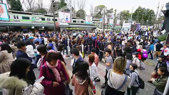 周日下午，原宿车站前竹下街入口拥挤的景象。后面可以看到原宿站和山手线。视频素材