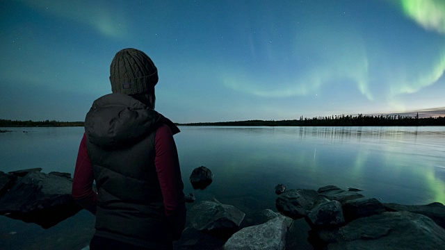 一个女人抬头看着aurora视频素材