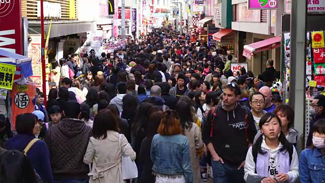 镜头捕捉到了竹下街的人群。街道两旁有许多时装精品店、咖啡馆和餐馆。视频素材