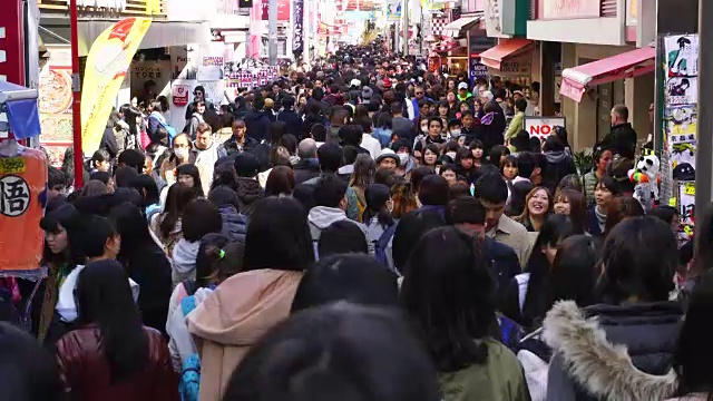 镜头穿过拥挤的竹下街。镜头捕捉了街道两侧的时尚精品店、咖啡馆和餐馆。视频素材