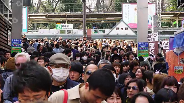 镜头捕捉到了竹下街的人群。在人群后面可以看到原宿站和山手线。视频素材