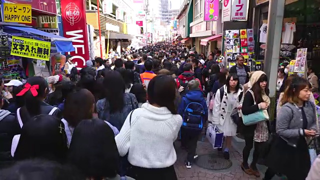 TL摄像机正穿过拥挤的竹下街。镜头捕捉了街道两侧的时尚精品店、咖啡馆和餐馆。视频素材