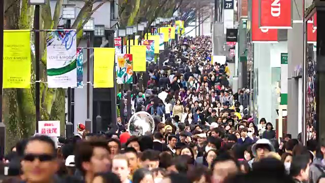 周日下午表参道原宿的人群。视频素材