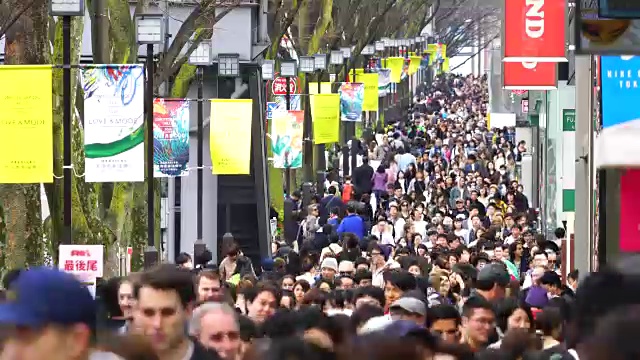 周日下午表参道原宿的人群。视频素材