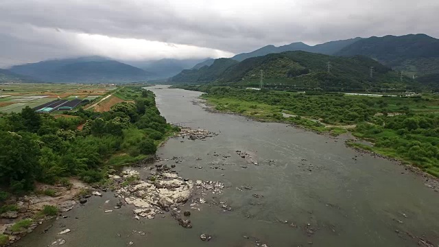 基里山附近的Seomjingang河鸟瞰图视频素材