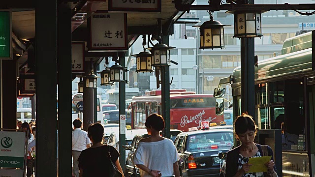 繁忙的日本街道上的行人和交通视频素材