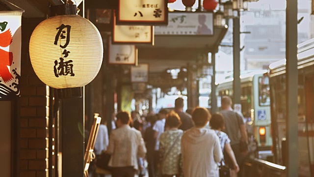 京都的晚间购物视频素材