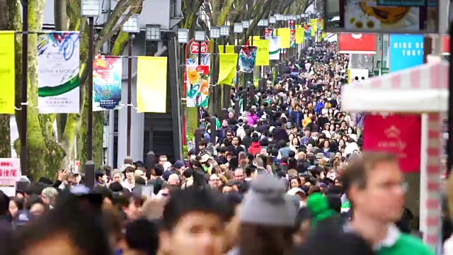 周日下午表参道原宿的人群。视频素材