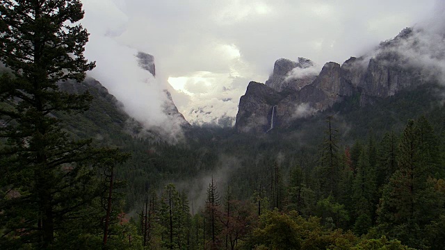 加州约塞米蒂国家公园，云中的约塞米蒂山谷视频素材