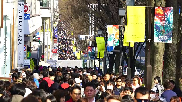 周日下午表参道原宿的人群。视频素材