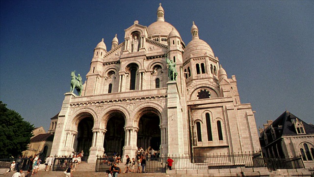 低角度PAN Sacre-Coeur教堂，人们站在Montmarte / Paris，法国视频素材