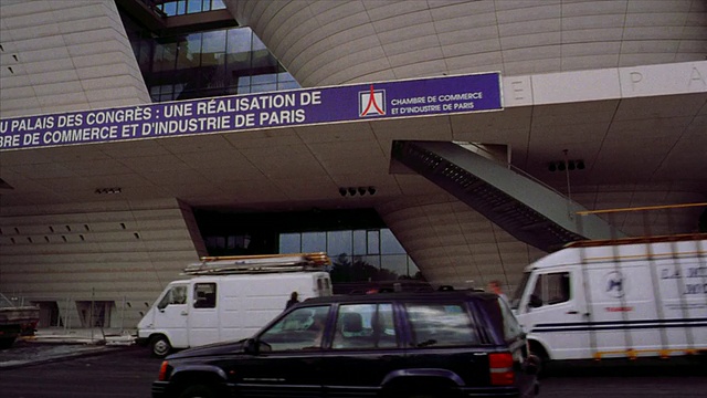 法国巴黎，La Defense区，Le Nouveau Palais des congress建筑视频素材