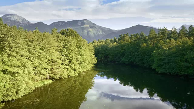 从空中拍过山顶下面的一个湖视频素材