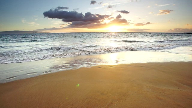 排浦海滩，浪涛日落。视频素材