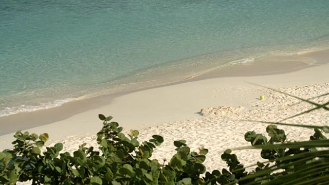 海浪冲刷海岸/大开曼群岛，加勒比视频素材