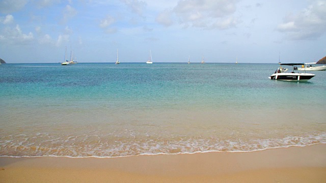 平静的海水冲刷着海岸/加勒比海的圣卢西亚视频素材