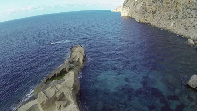 西班牙伊比沙岛的陆地和海洋鸟瞰图视频素材