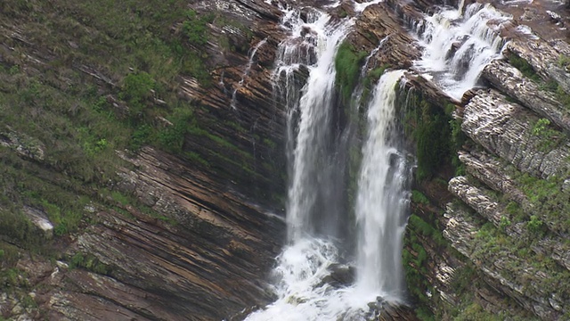 AERIAL女士拍摄了巴西Cachoeira da Capivara / Minas Gerais视频素材