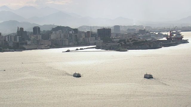 建筑鸟瞰图和巡航在海洋/里约热内卢de Janeiro，巴西视频素材