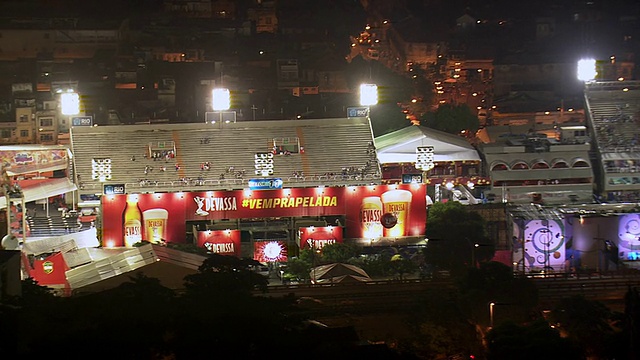 Sambadrome Marques de Sapucai夜间鸟瞰图/里约热内卢de Janeiro，巴西视频素材