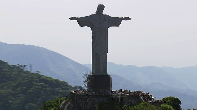 MS AERIAL DS View of Statue of Cristo corcobado里约热内卢de janeiro /里约热内卢de janeiro，巴西视频素材