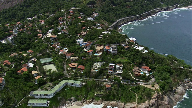 巴西，里约热内卢，巴拉海滩山坡上的房子鸟瞰图视频素材