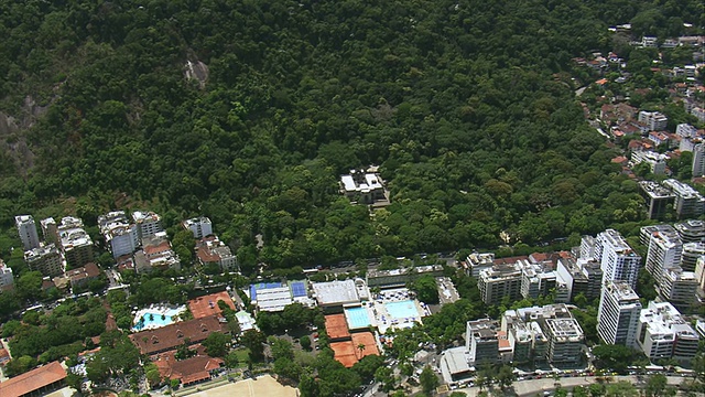 这张照片拍摄于树木环绕的Parque Lage /里约热内卢de Janeiro巴西视频素材