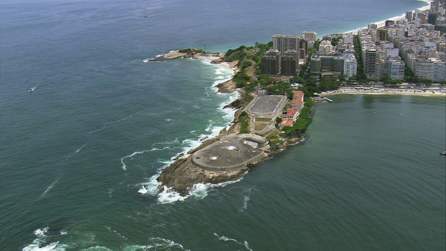 Forte de Copacabana /里约热内卢de Janeiro，巴西，WS AERIAL DS TS视图视频素材