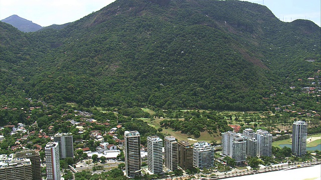 加维亚高尔夫球场与山脉/里约热内卢de Janeiro，巴西的WS航拍视频素材