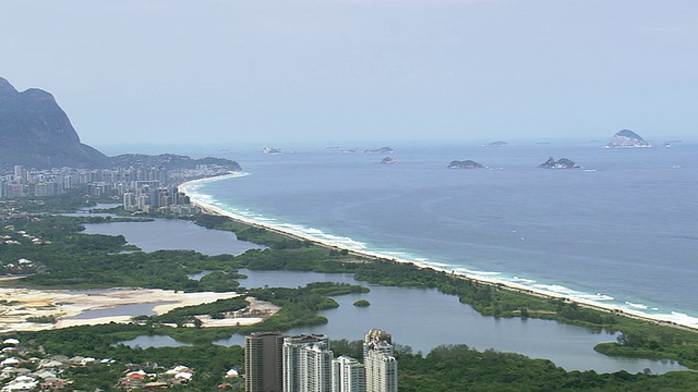 巴西里约热内卢海岸线上的游乐城鸟瞰图视频素材