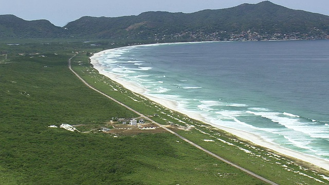 军事区域和美丽的海滩海岸线/巴西里约热内卢鸟瞰图视频素材