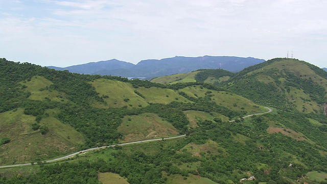 WS航拍的高速公路穿过山脉/里约热内卢的里约热内卢，巴西视频素材