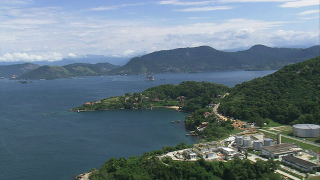 WS鸟瞰图与城镇和山脉/里约热内卢de Janeiro，巴西视频素材