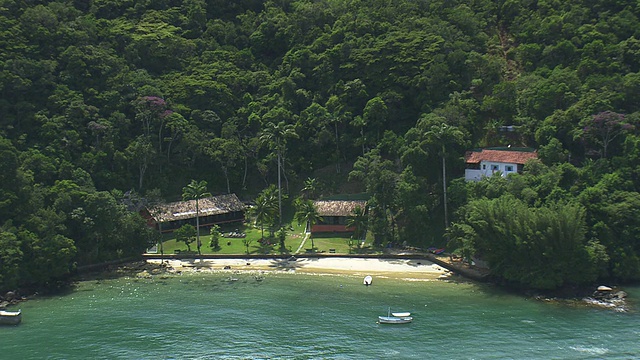 MS AERIAL Shot near small beach /里约热内卢de Janeiro，巴西视频素材