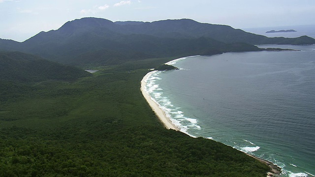 从空中俯瞰巴西里约热内卢的海岸线和山脉视频素材