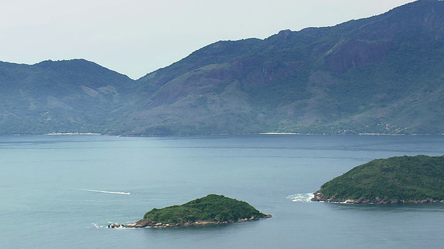 巴西里约热内卢海岸线的山脉鸟瞰图视频素材