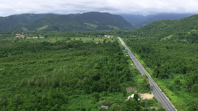 WS AERIAL TS拍摄的道路进入Paraty沿着绿色海岸/圣保罗，巴西视频素材