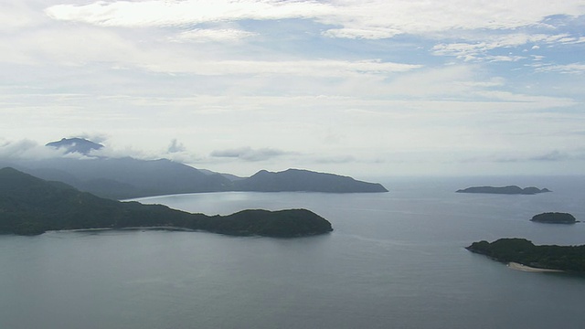 高空云图与海岸线/圣保罗，巴西的山脉上空视频素材