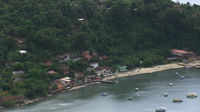 巴西圣保罗帕拉蒂海岸典型的殖民地房屋的MS AERIAL Shot视频素材