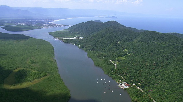 WS鸟瞰图城市与山脉和海岸线/圣保罗，巴西视频素材