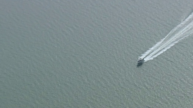 高速船移动的WS AERIAL TS视图/巴拉那，巴西视频素材