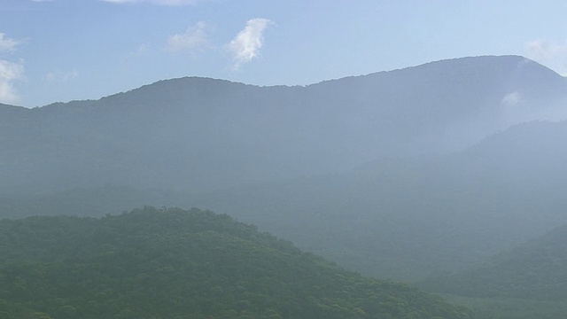 WS鸟瞰图的山与雾/巴拉那，巴西视频素材