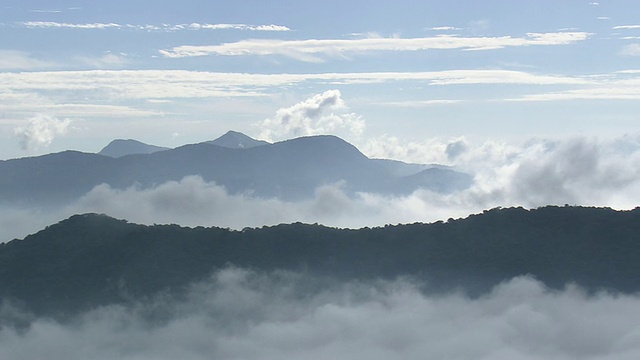 WS AERIAL PAN View of Misty mountains with fog / Parana，巴西视频素材