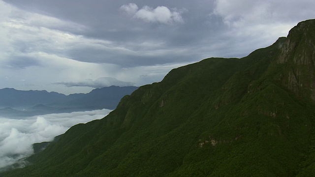 WS鸟瞰图迷雾山与雾/巴拉那，巴西视频素材