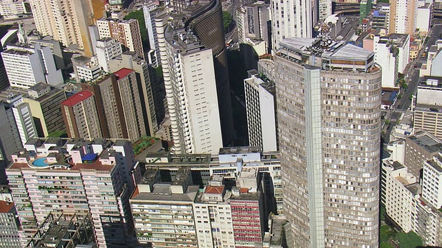 MS AERIAL Shot of Edifice Italia and Edifice Copan around city / Sao Paulo，巴西视频素材