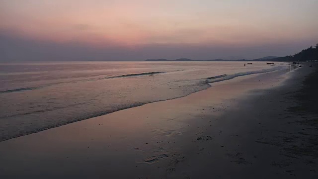 海滩上海上日落的延时。视频素材